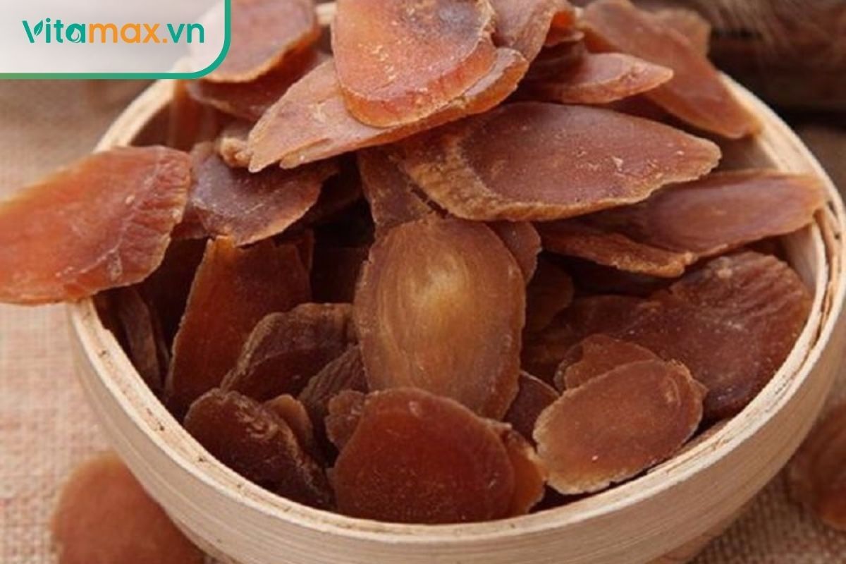 Đĩa nhỏ đựng những lát sâm khô thái cực mỏng để ngậm.