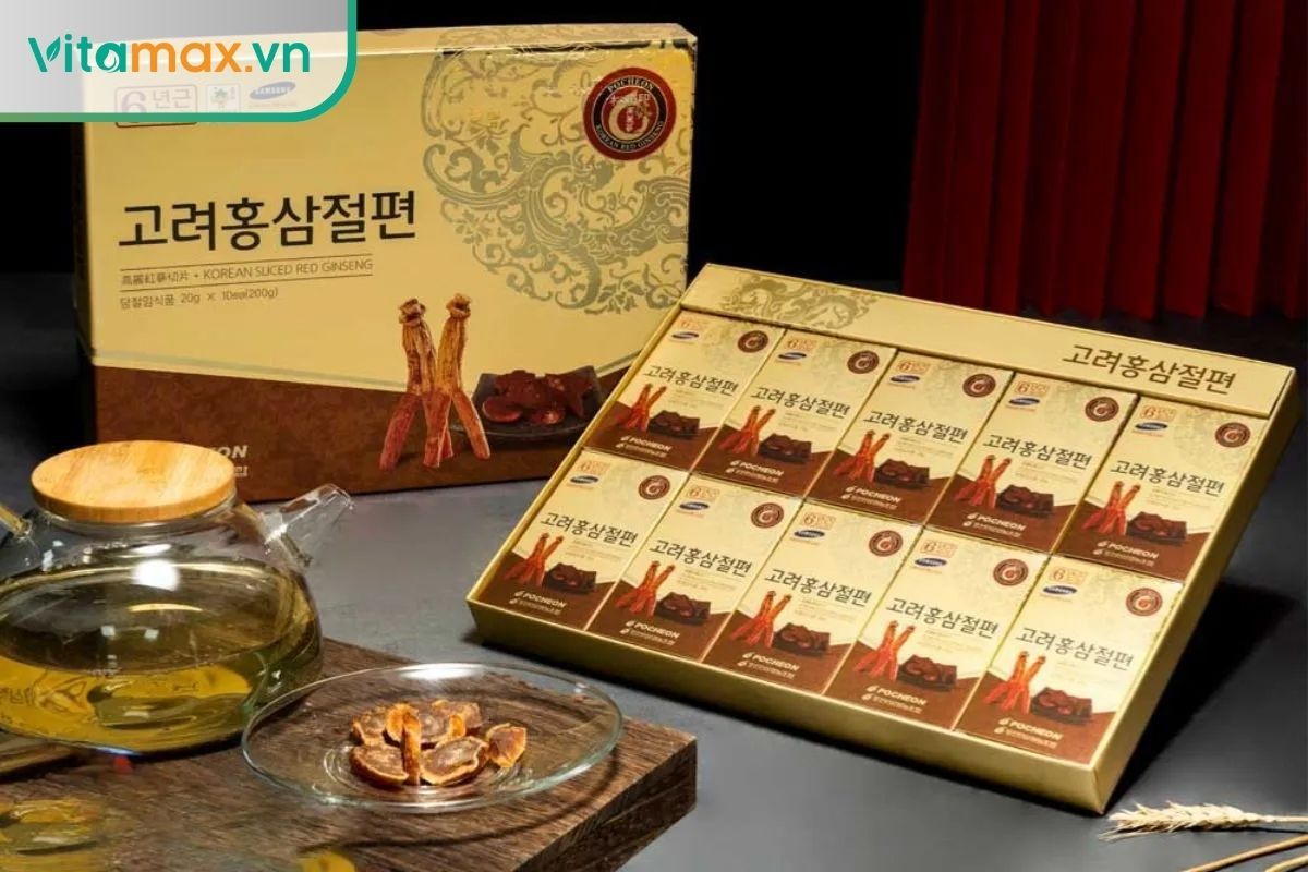 Hồng sâm lát tẩm mật ong Pocheon 6 năm tuổi trưng bày cùng trà thảo mộc nóng.