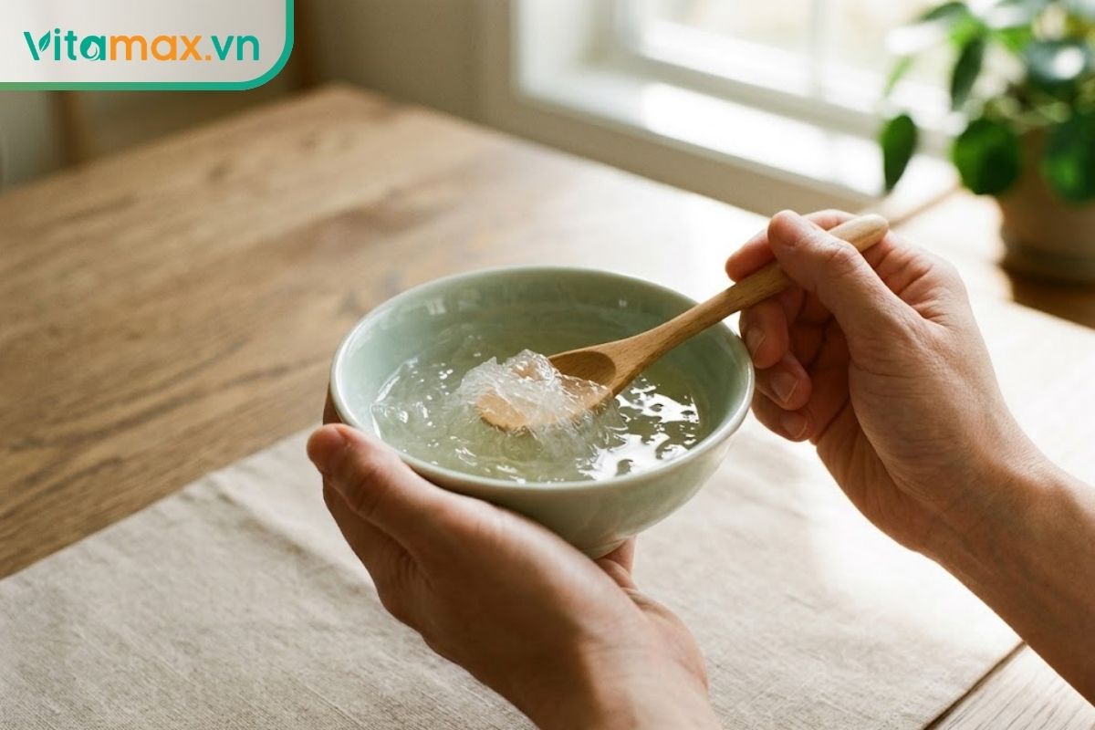 Một bát gốm nhỏ đựng yến chưng trong suốt, bối cảnh bàn ăn gia đình sáng sủa, thể hiện thói quen bổ sung dinh dưỡng chăm sóc sức khỏe.