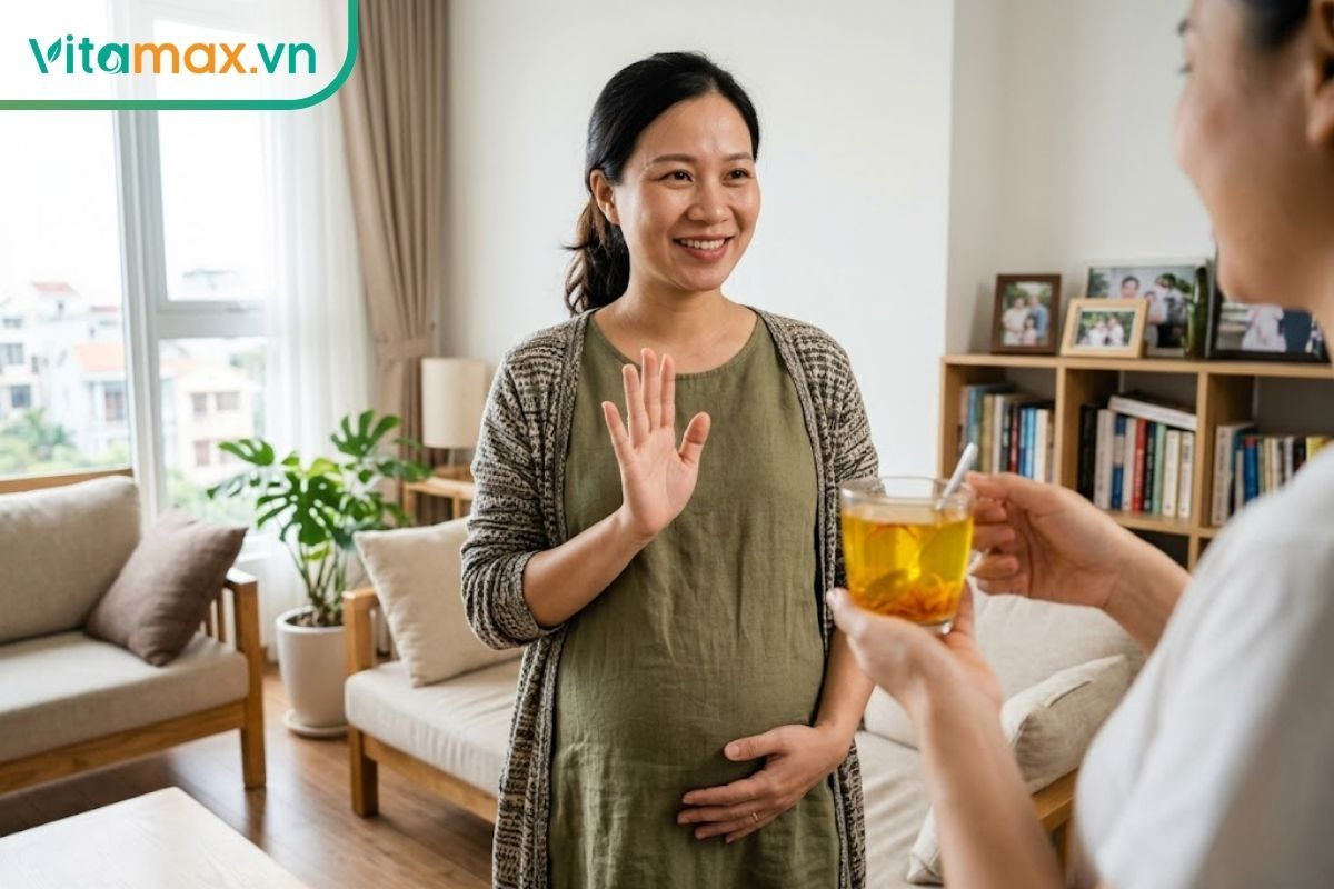 Một phụ nữ mang thai đang xua tay từ chối ly nước nhụy hoa nghệ tây để bảo đảm an toàn cho thai kỳ.