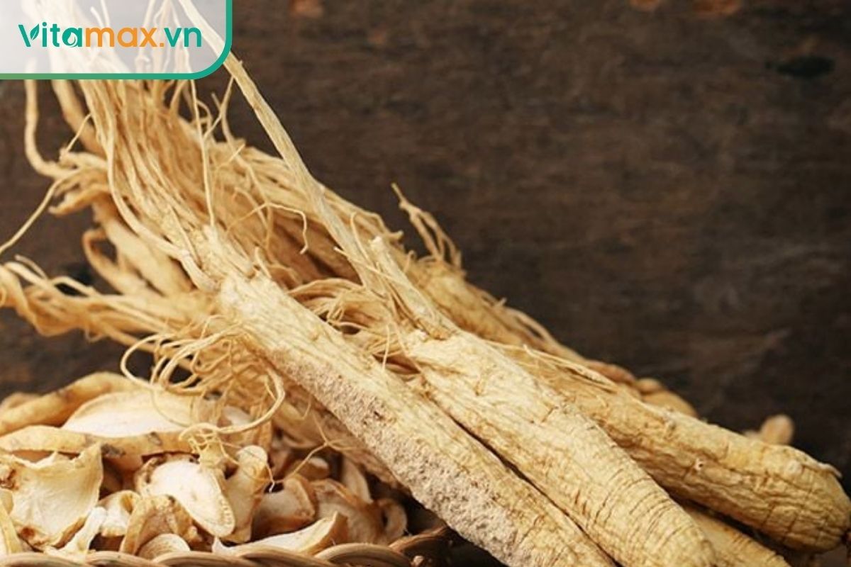 Bạch sâm Hàn Quốc đã được lột vỏ và sấy khô, có màu trắng ngà đặc trưng, phù hợp để bồi bổ sức khỏe.