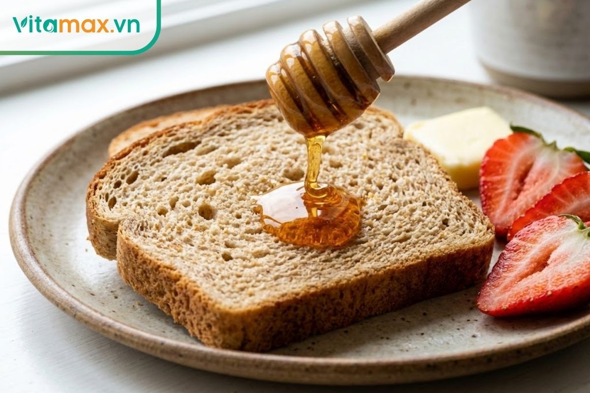 Bánh mì sandwich mềm được phết một lớp mật ong Manuka mỏng làm bữa phụ dinh dưỡng cho bé.