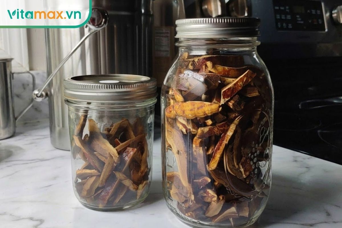 Những lát nấm linh chi đã sấy khô được đựng trong hai hũ thủy tinh có nắp vặn để hạn chế tiếp xúc với độ ẩm.