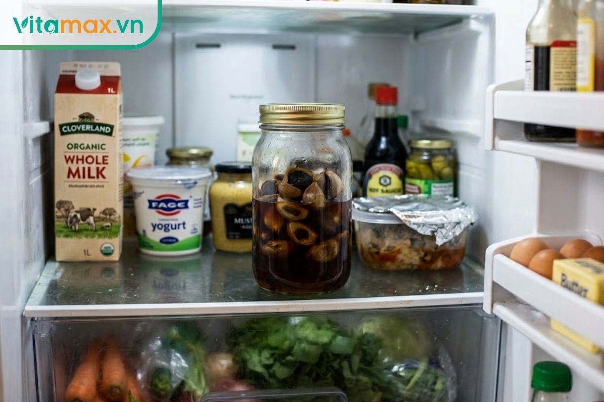 Hũ tỏi đen ngâm mật ong được đậy kín nắp và bảo quản trong ngăn mát tủ lạnh.