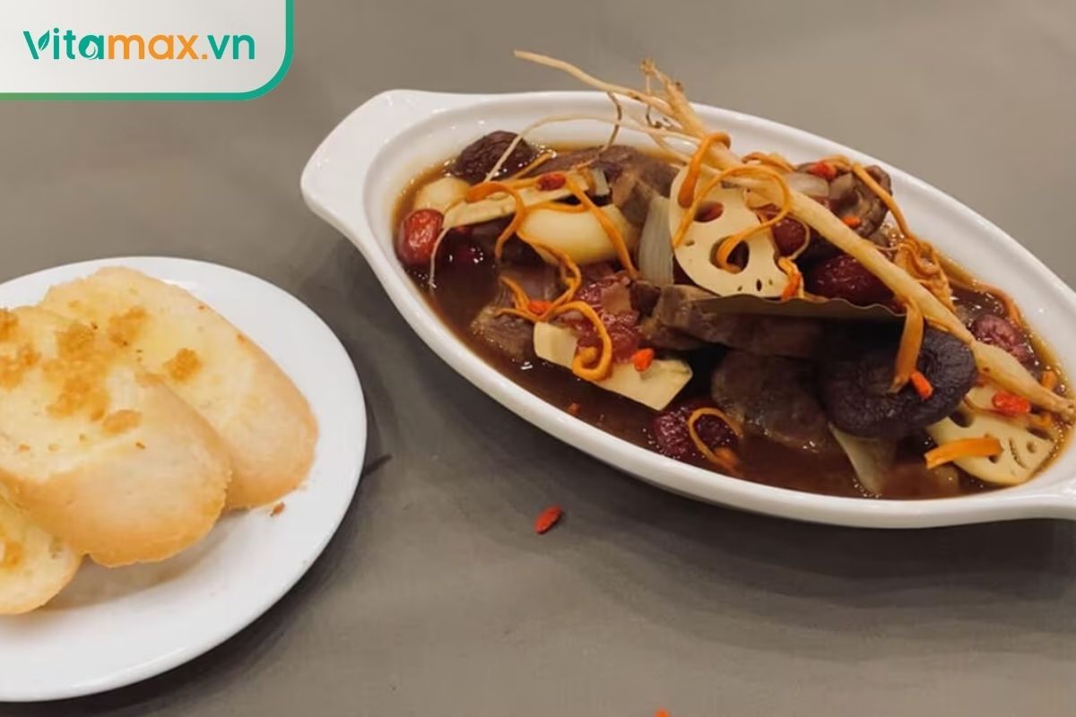 Nồi bò hầm với những miếng thịt bò to, cà rốt và nấm đông trùng hạ thảo tươi.