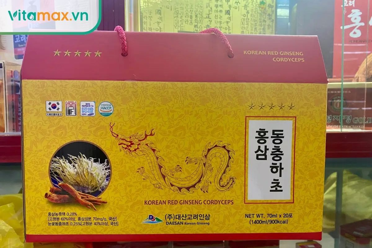 Bộ quà tặng đông trùng hạ thảo hồng sâm Hàn Quốc dạng nước gồm túi xách và hộp đựng sang trọng màu đỏ vàng.