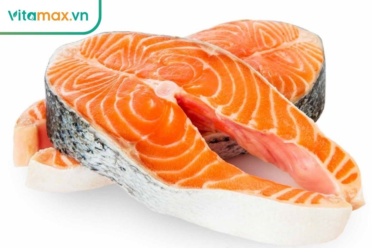 cá hồi giàu omega-3, không chỉ giúp kiểm soát mỡ gan mà còn hỗ trợ bảo vệ thận hiệu quả.