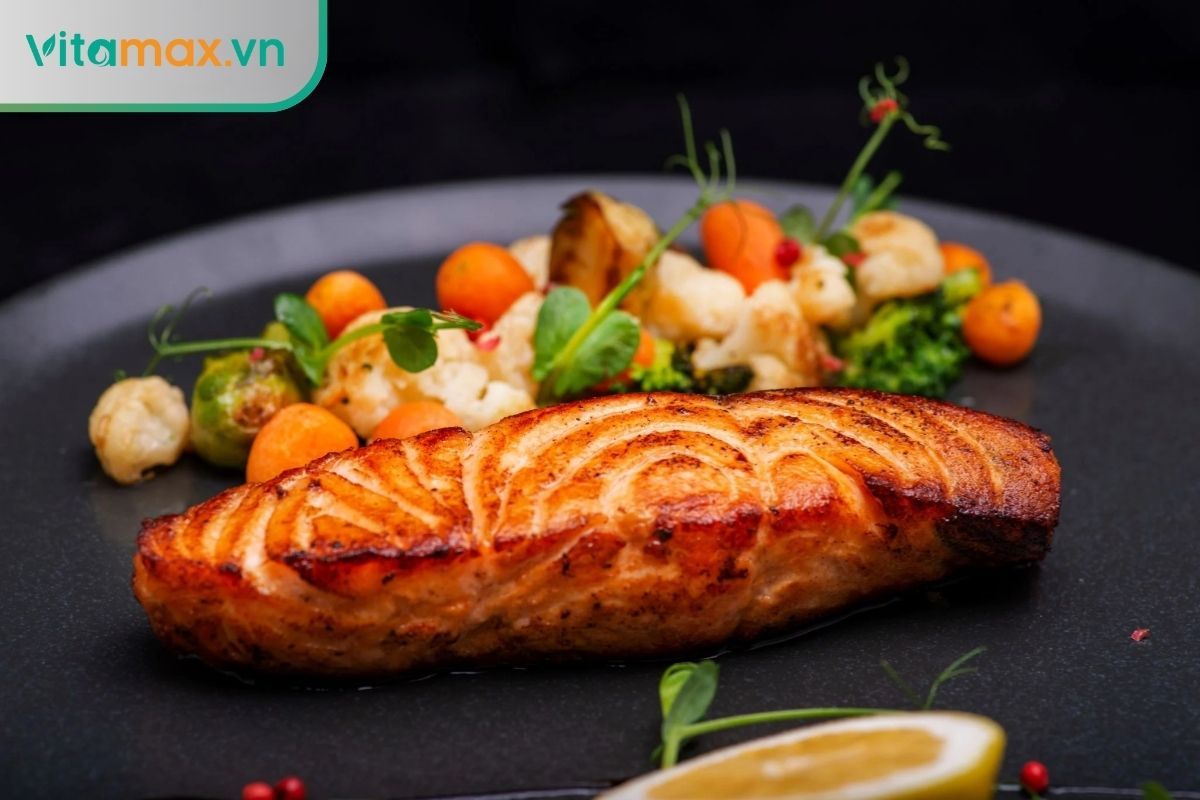 Cá hồi giúp giảm viêm, bảo vệ tim mạch, vừa giúp phục hồi cơ bắp.