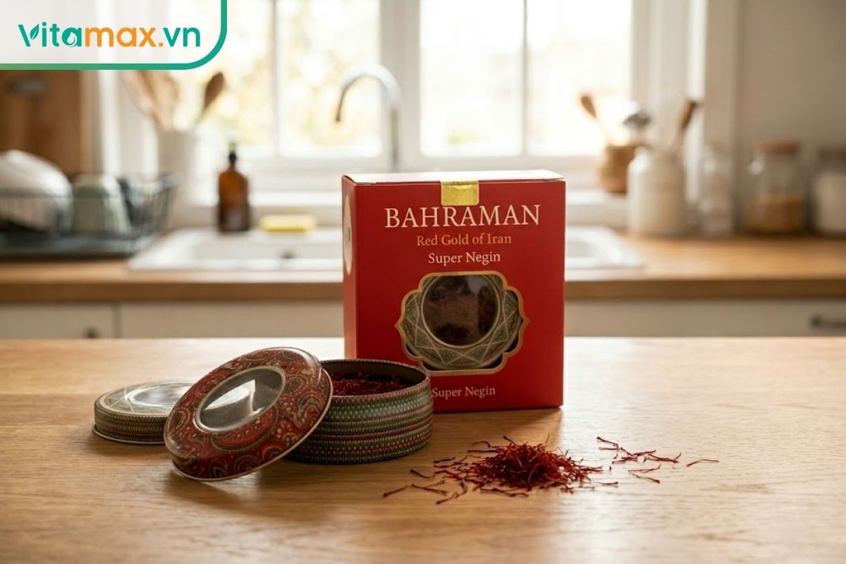 Hũ thủy tinh tối màu nắp kín chứa sợi saffron đỏ thẫm được đặt trên bàn gỗ khô ráo, minh họa cách bảo quản saffron đúng chuẩn tại nhà.
