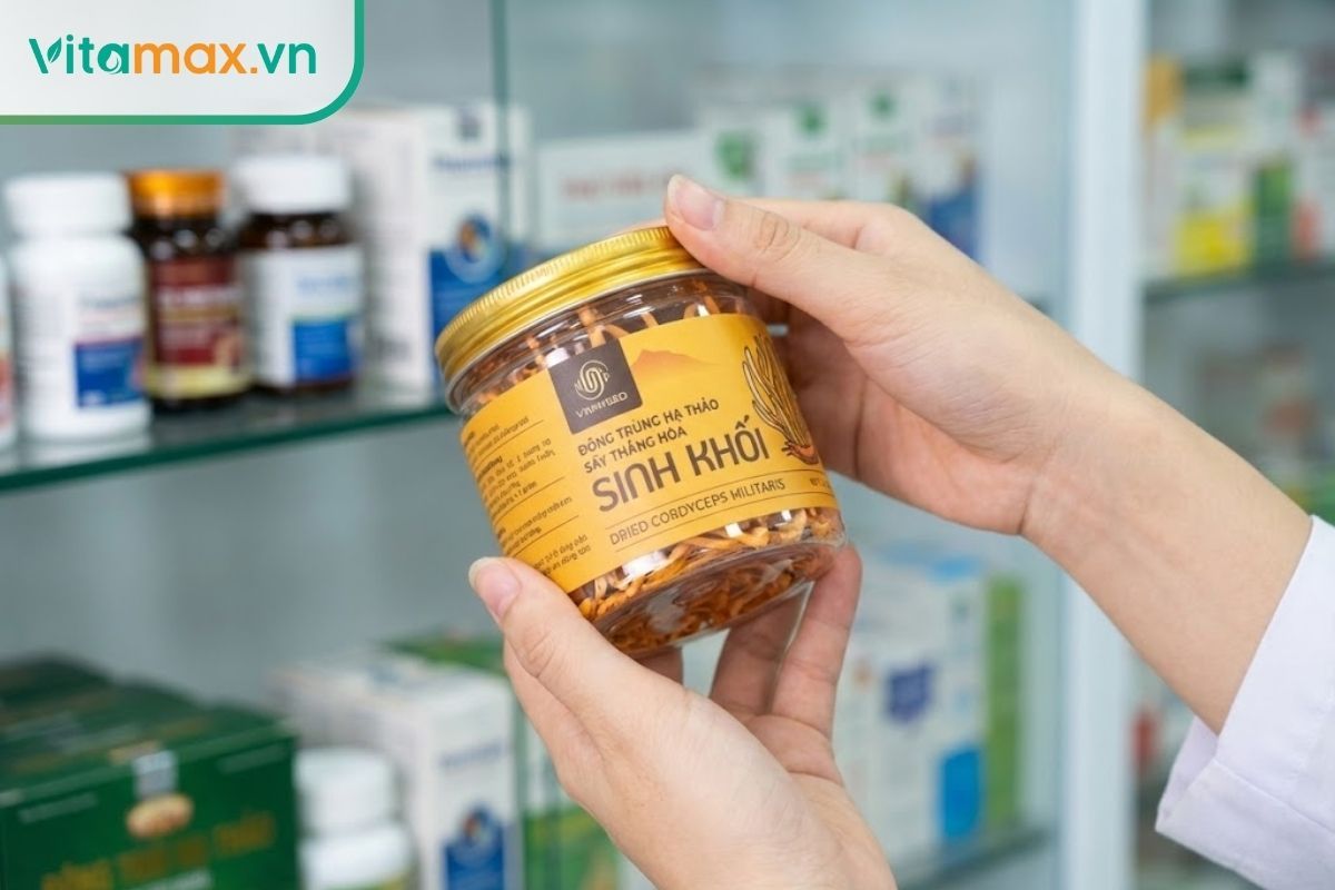 Người phụ nữ đang kiểm tra kỹ thông tin nhãn mác và hạn sử dụng trên hộp đông trùng hạ thảo.