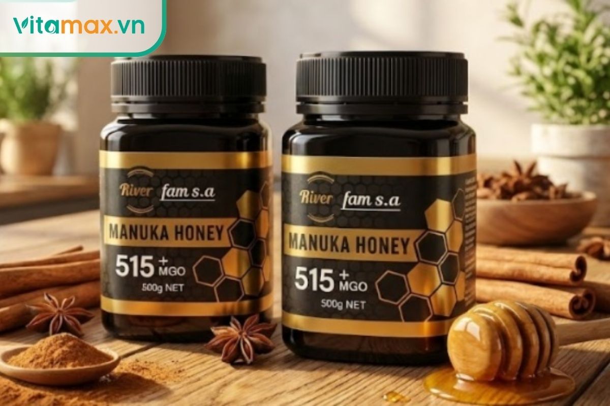 Hai hũ mật ong Manuka MGO 515+ thương hiệu River fam s.a đặt trên bàn gỗ cùng quế và hoa hồi, minh họa cho dòng sản phẩm có hoạt tính cao.
