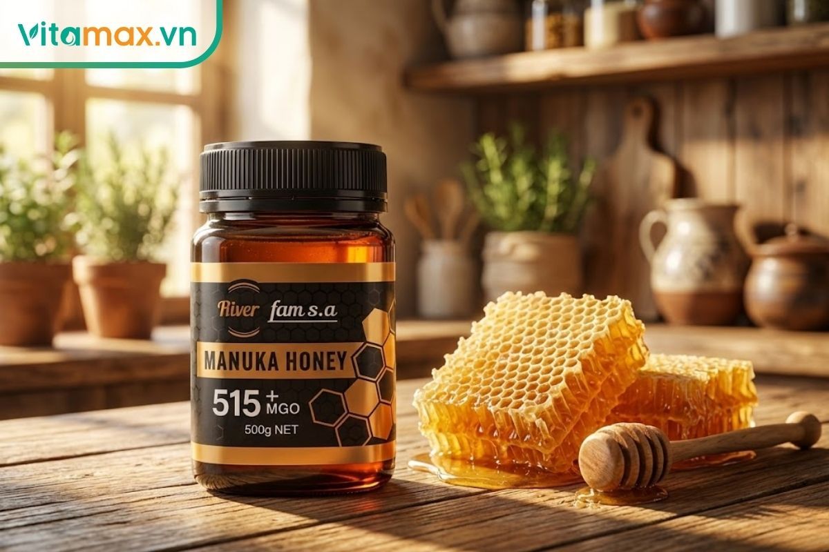 Hũ mật ong nguyên chất với nhãn mác rõ ràng, đặt cạnh sáp ong tự nhiên thể hiện nguồn gốc minh bạch.