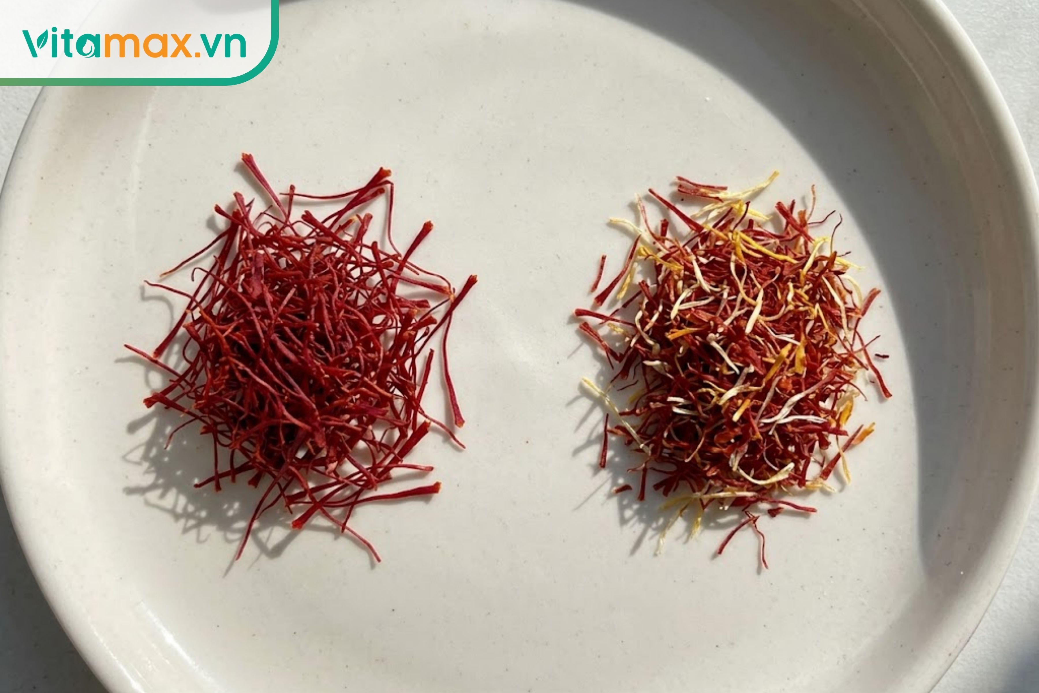So sánh trực quan giữa sợi saffron Super Negin đỏ sẫm nguyên chất và saffron kém chất lượng nhiều chân vàng.