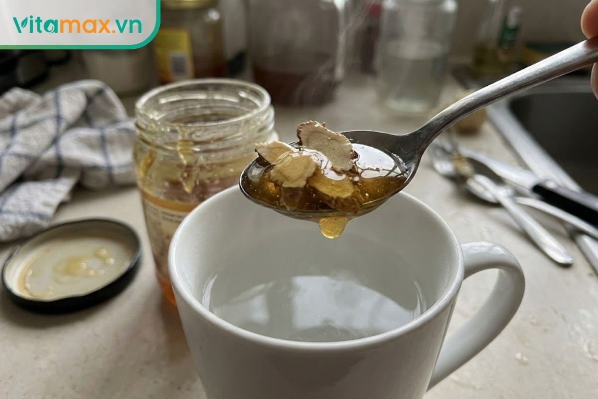 Pha 1-2 thìa củ đinh lăng ngâm mật ong với nước ấm để bảo vệ dạ dày.