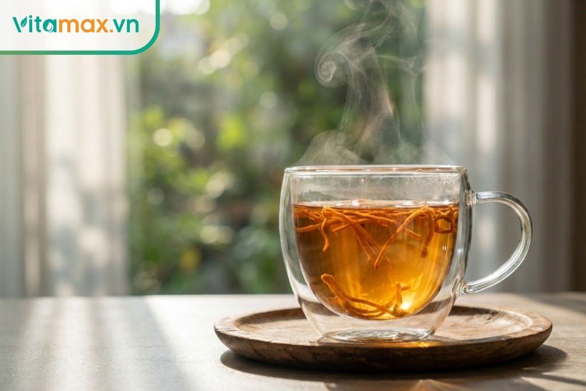 Ly trà đông trùng hạ thảo màu vàng nấm tươi ngon, bốc khói nhẹ nhàng, phù hợp cho người cao huyết áp.