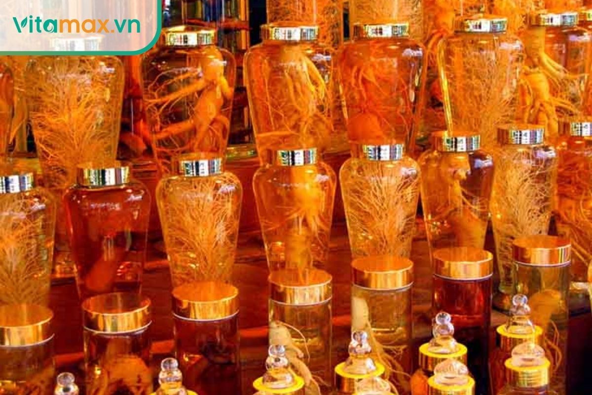 Bình rượu sâm Hàn Quốc thành phẩm ngâm từ sâm củ 6 năm tuổi.