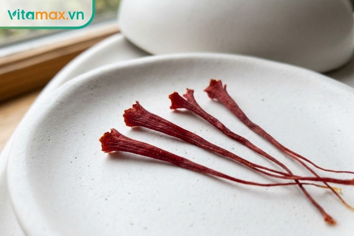 Ảnh chụp siêu cận cảnh sợi nhụy hoa nghệ tây chất lượng cao, màu đỏ sẫm đồng đều, thân sợi thon dài và không bị vụn nát.