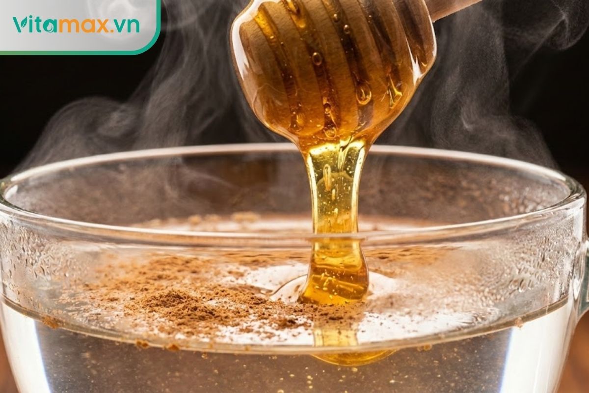 Cận cảnh quy trình pha bột quế vào nước ấm và thêm mật ong để giữ nguyên dưỡng chất.