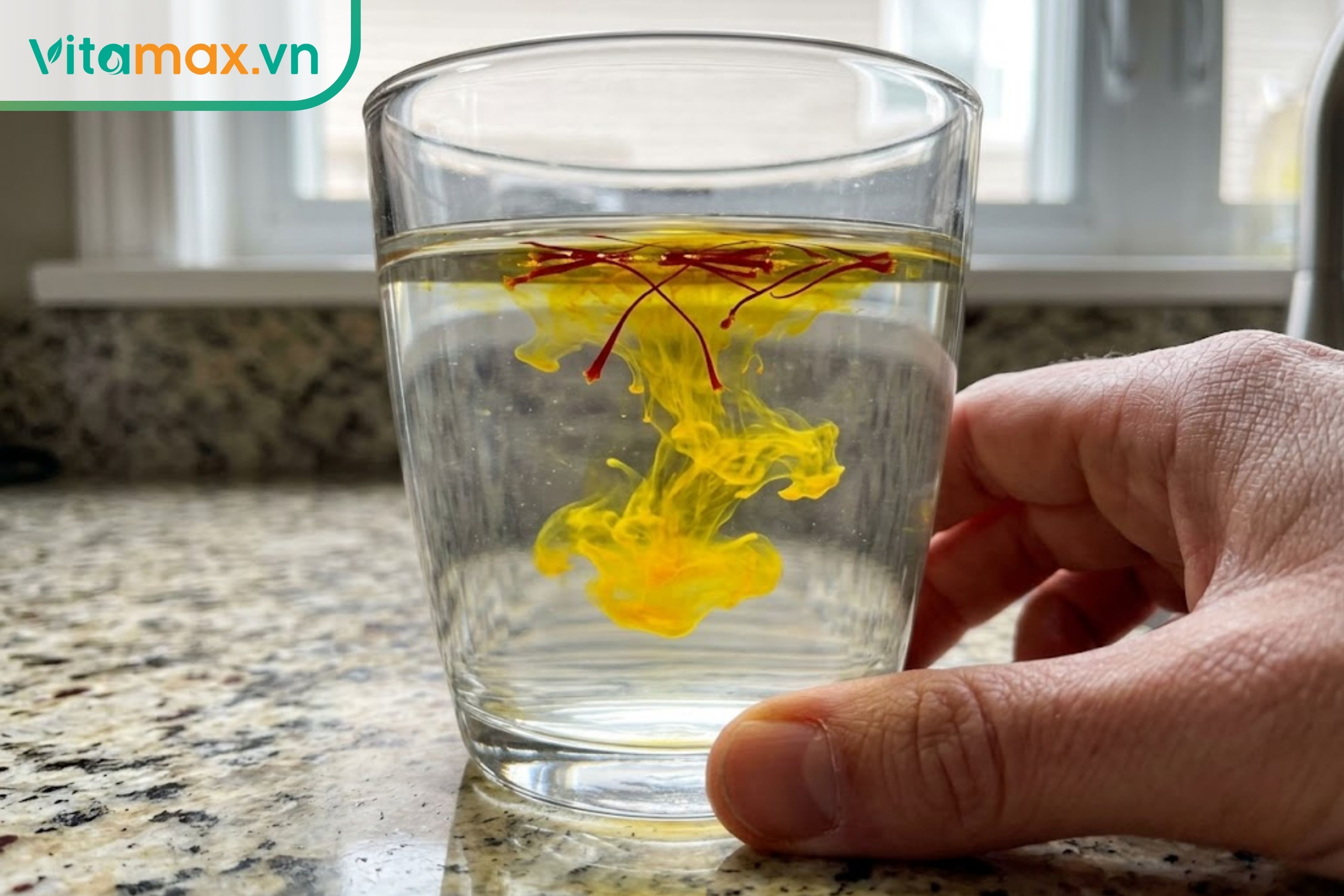 Hướng dẫn pha nhụy hoa nghệ tây bằng nước ấm cho ra ly nước có màu vàng óng tự nhiên.