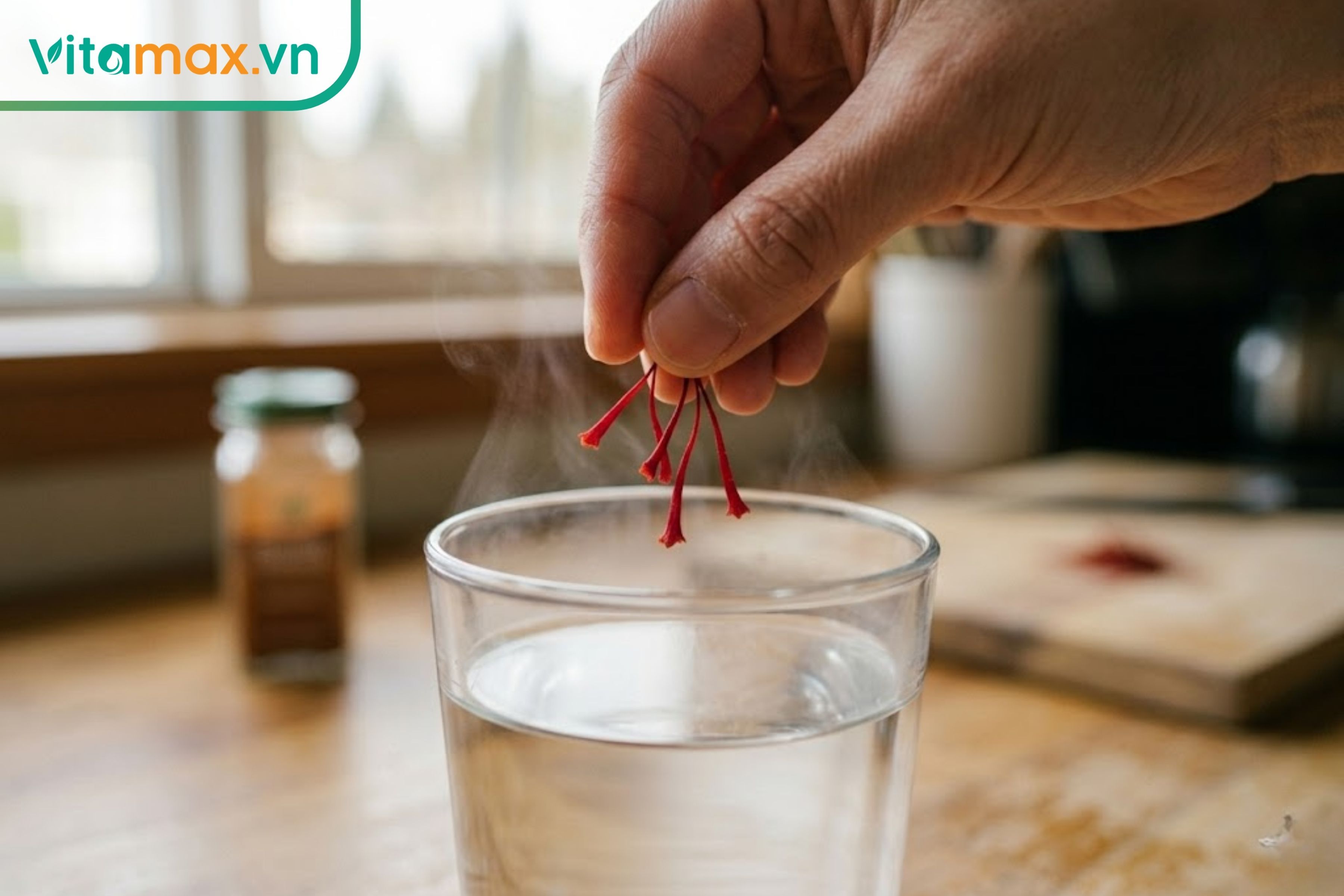 Cận cảnh quy trình thao tác thả 3 đến 5 sợi nhụy hoa nghệ tây nguyên chất vào cốc nước ấm 200ml để uống hằng ngày.