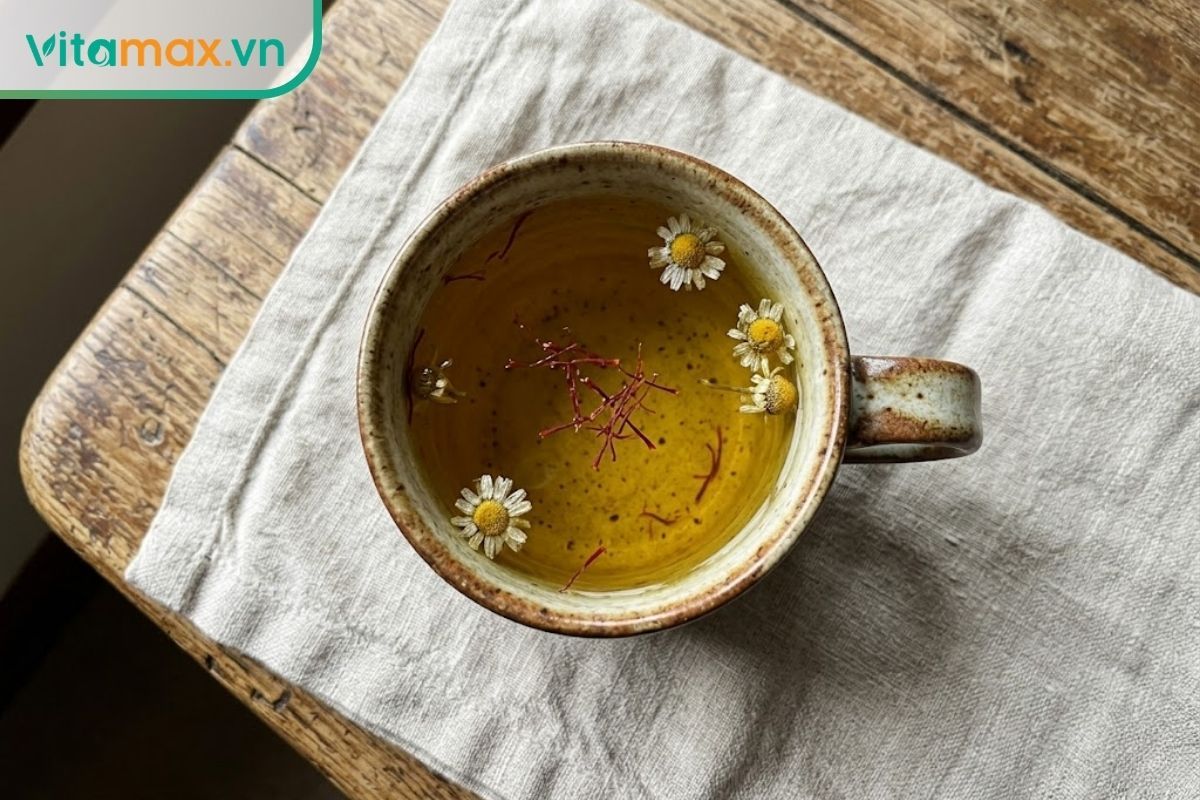 Tách trà hoa cúc sấy khô pha cùng vài sợi saffron tạo ra thức uống thảo mộc có màu vàng đẹp mắt.