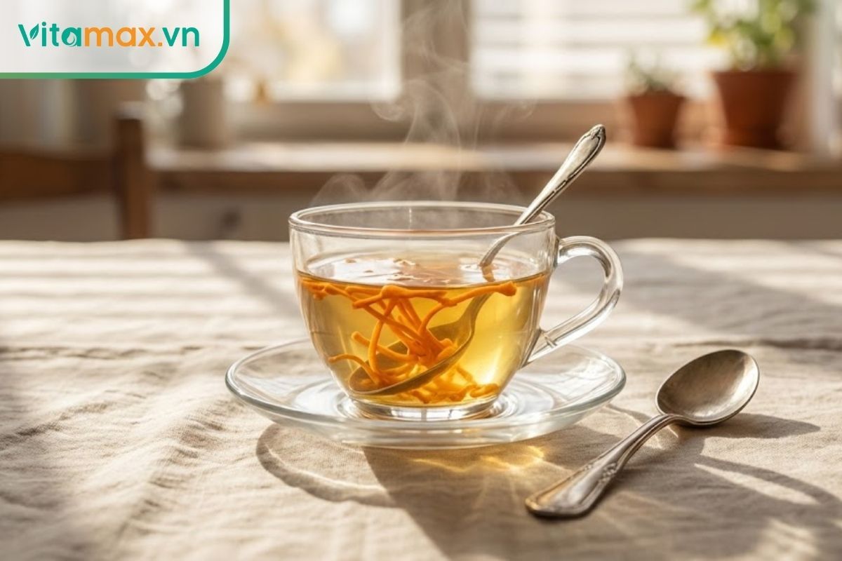 Ly trà ấm pha mật ong đông trùng hạ thảo bốc khói nhẹ vào buổi sáng.