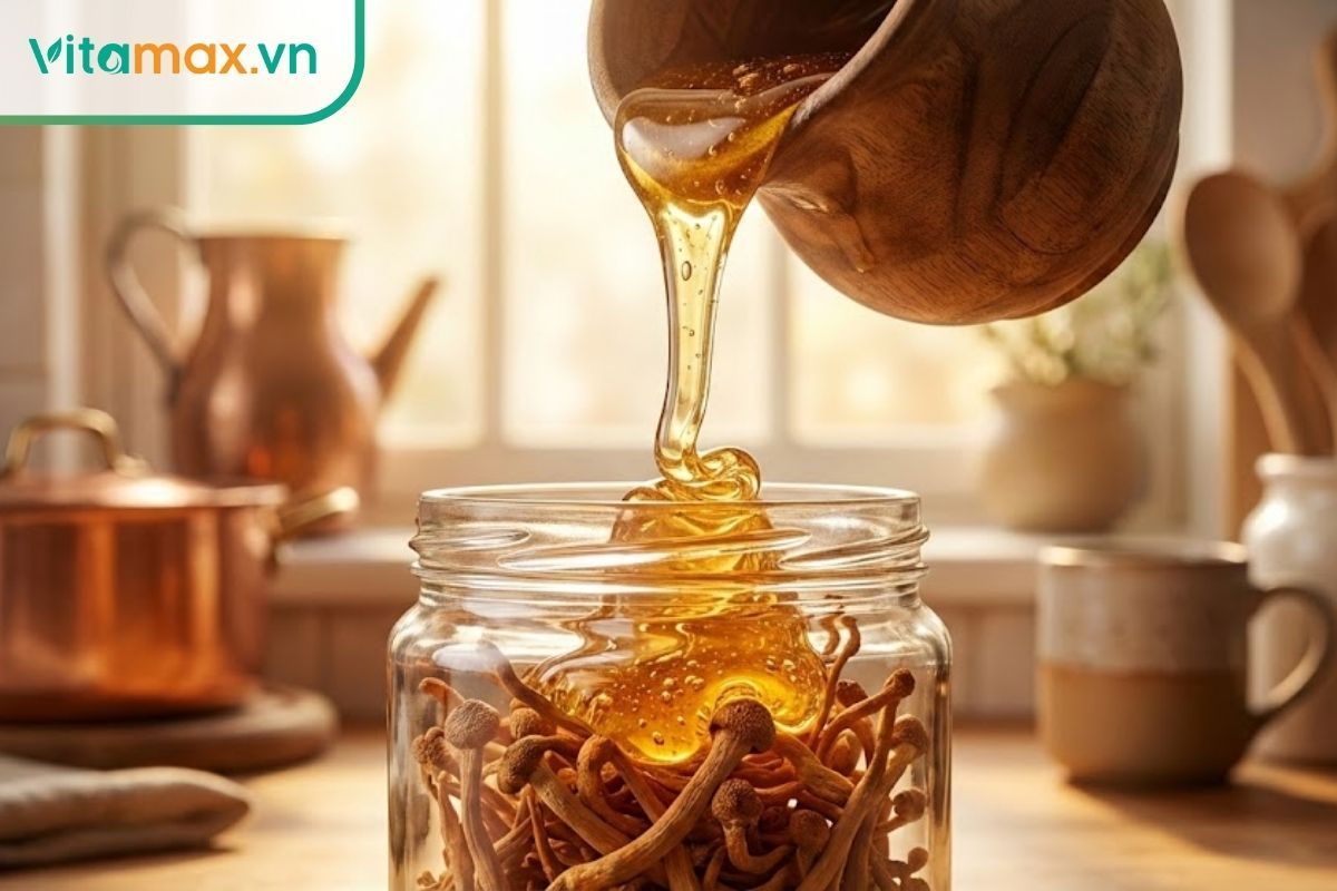 Đổ mật ong nguyên chất từ từ vào hũ thủy tinh đã xếp sẵn đông trùng hạ thảo.