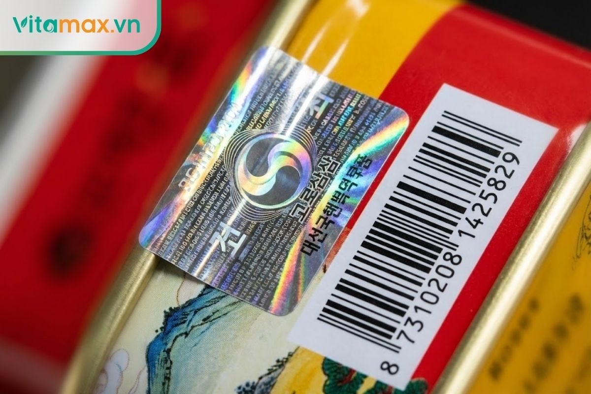 Kiểm tra tem chống hàng giả và mã vạch trên hộp sâm khô Hàn Quốc chính hãng.
