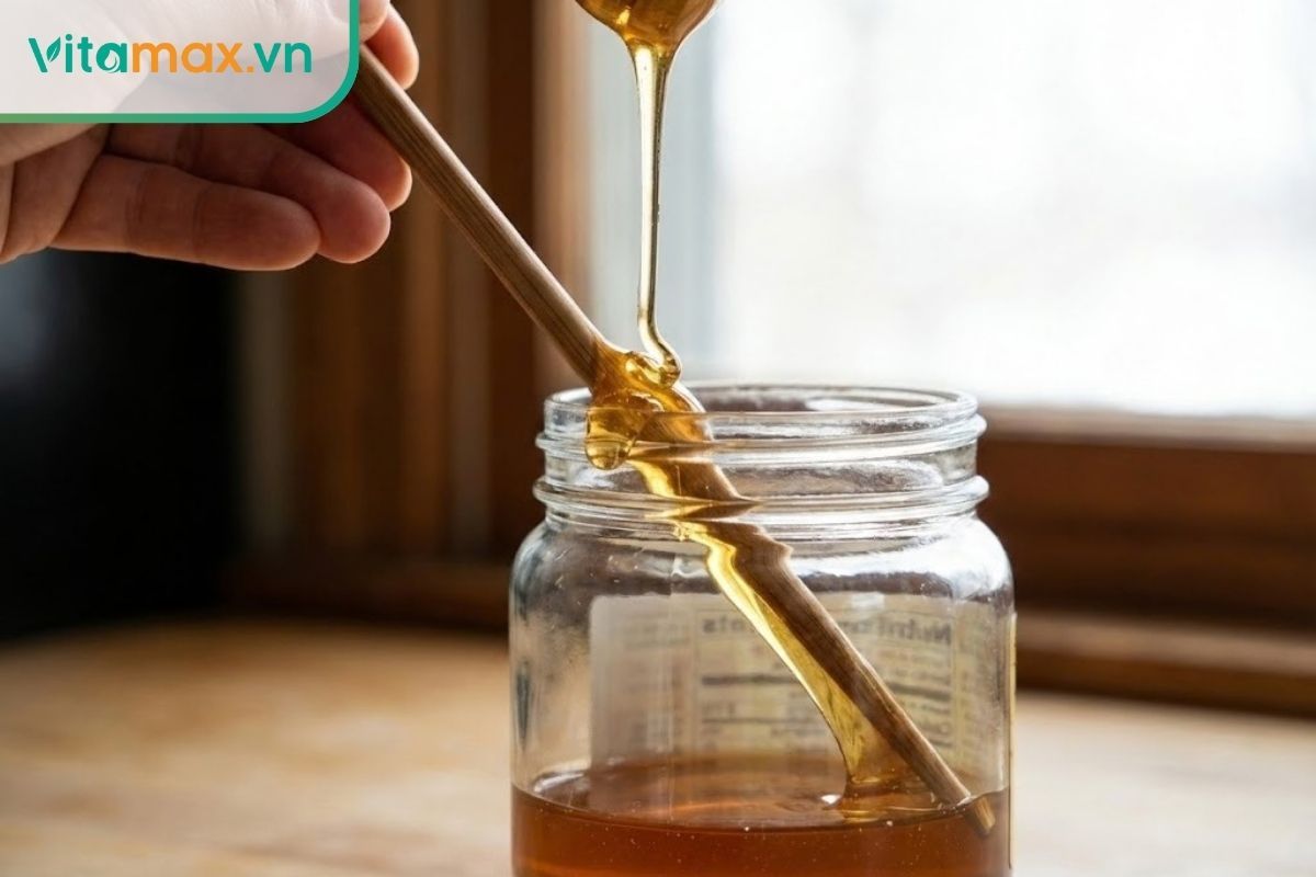 Hướng dẫn kỹ thuật rót mật ong lên thân chiếc đũa dài cắm sâu trong chai để dẫn dòng chảy xuống đáy mà không tạo bọt.