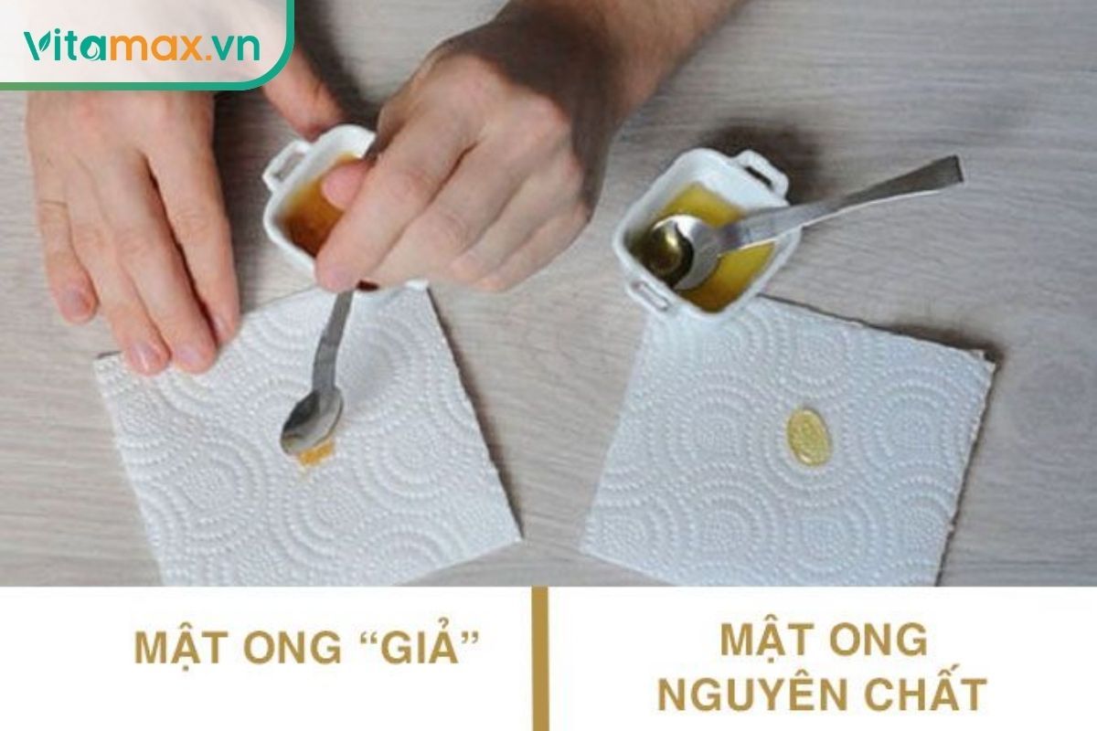 Ảnh so sánh: Giọt mật ong thật đứng tròn không thấm (trái) và giọt mật pha loãng bị loang nước (phải) trên giấy ăn.