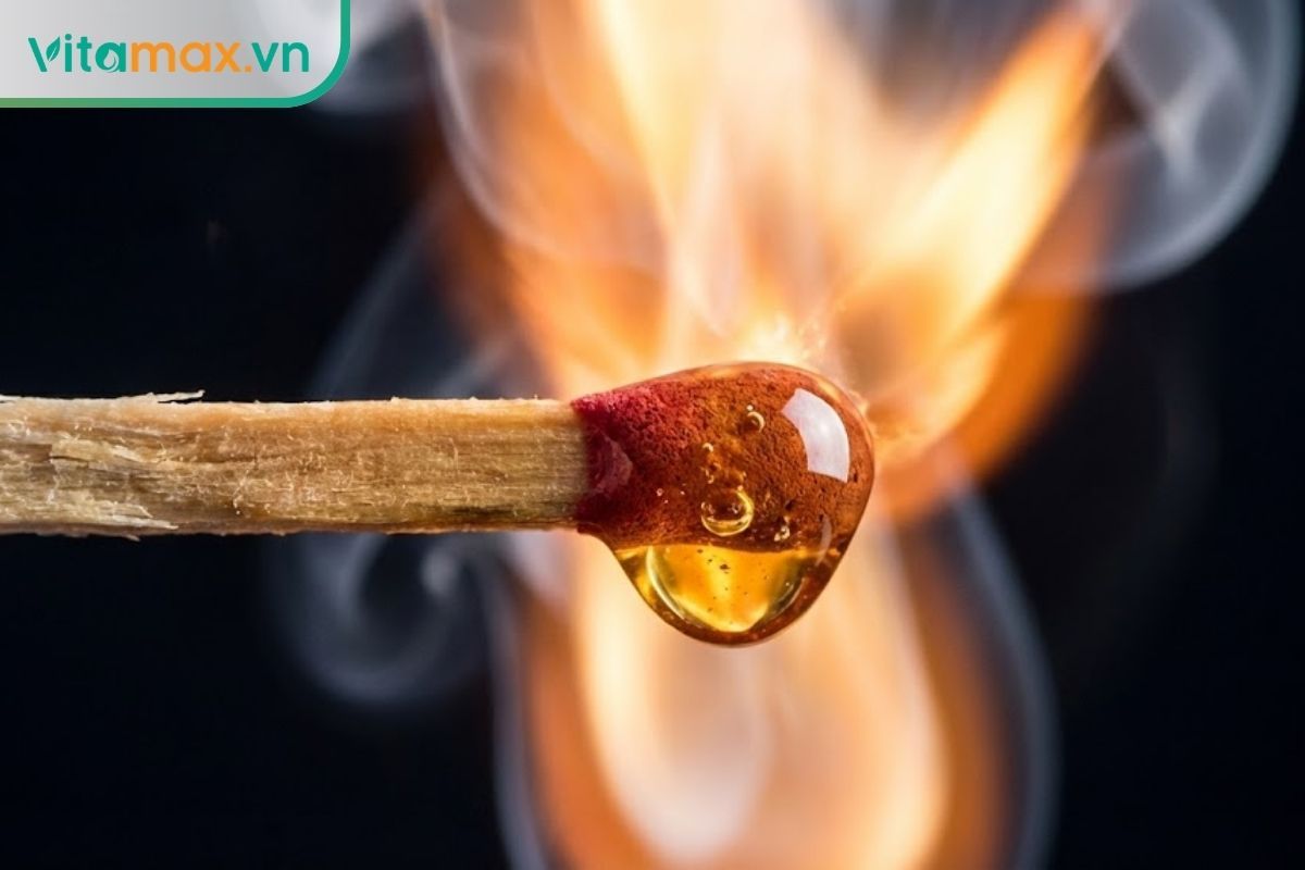 Hình ảnh đầu que diêm đã nhúng qua mật ong thật vẫn bắt lửa và cháy sáng rực rỡ.