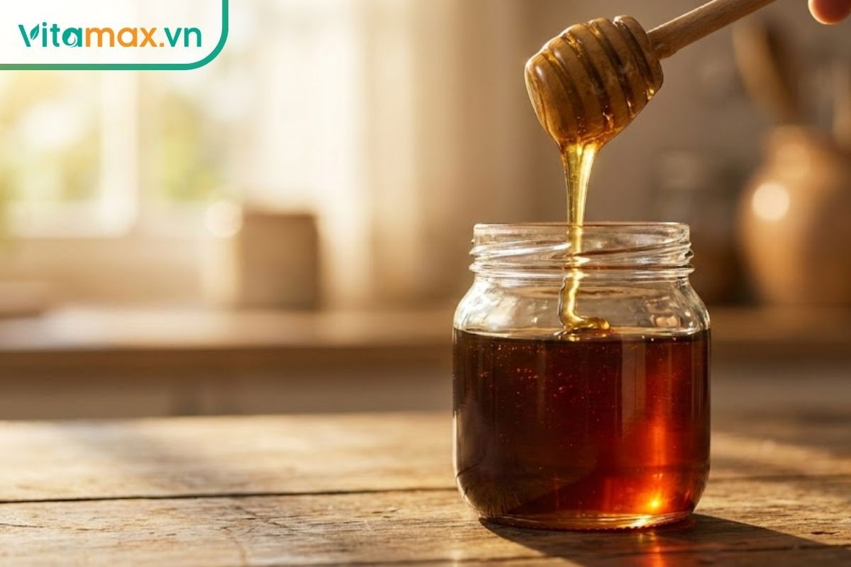 Hũ mật ong nguyên chất với thìa gỗ đang chảy mật vàng óng ánh, minh họa cho cách thử mật ong thật giả.