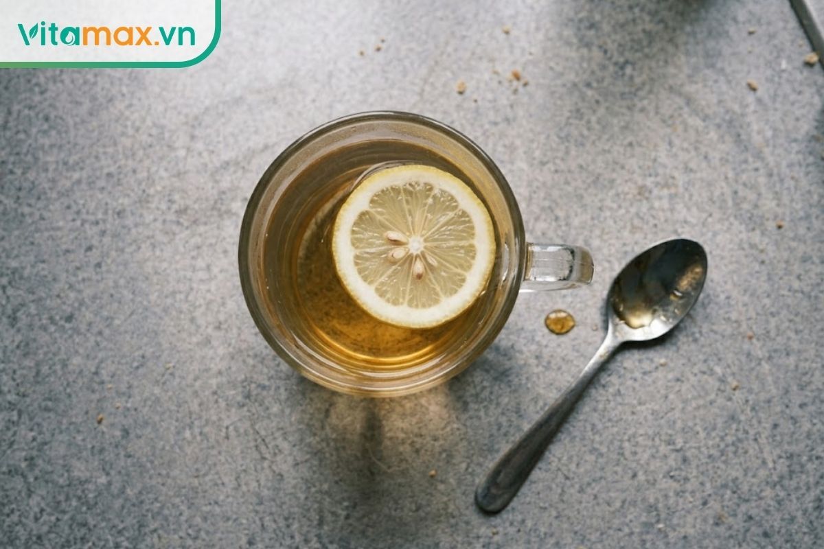 Pha loãng chanh với nhiều nước ấm và mật ong giúp giảm kích ứng dạ dày.