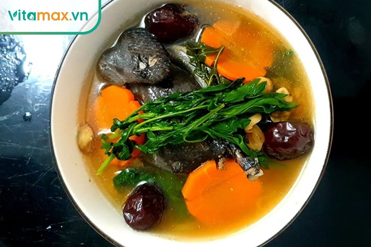 Canh gà đen hầm nấm linh chi rất phù hợp cho người mất ngủ hoặc suy nhược.