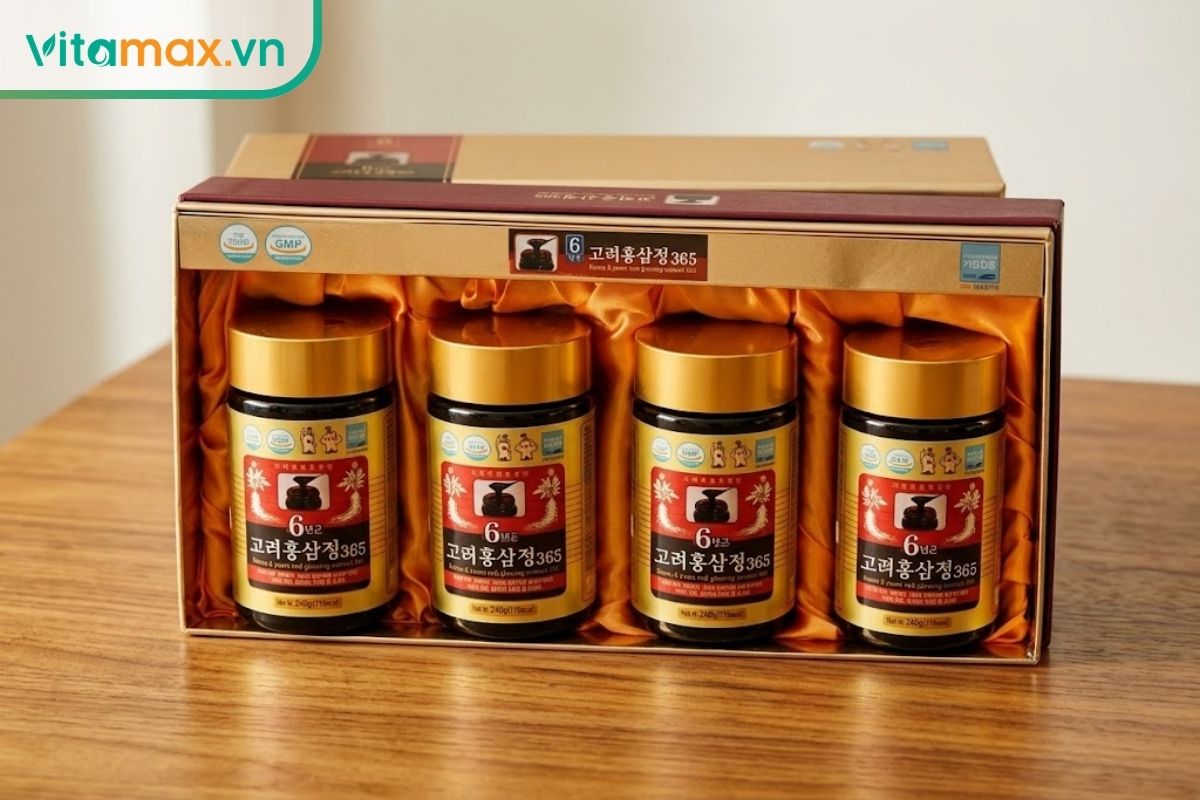 Hộp cao hồng sâm Daehan 365 mở nắp với bốn lọ 240g xếp cạnh nhau, thể hiện quy cách đóng gói của dòng cao sâm phối hợp.