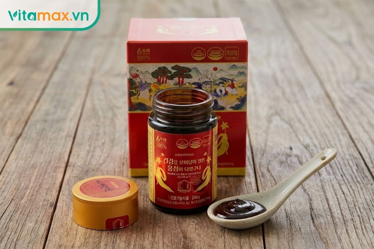 Hũ cao hồng sâm Daedong Red Ginseng Extract Gold 240g đặt cạnh bao bì gốc, giúp người đọc nhận diện dòng cao nguyên chất.