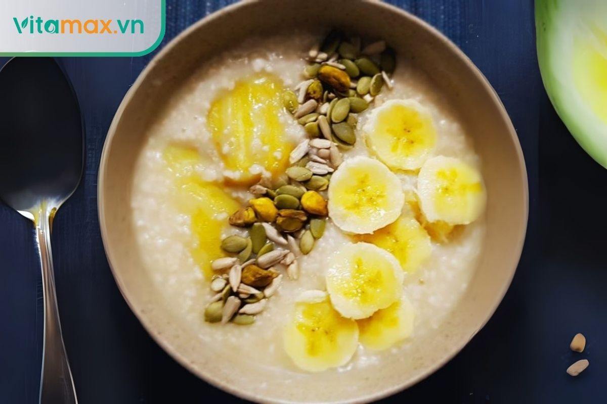 Nhóm carbohydrate phức giúp cung cấp năng lượng bền bỉ gồm yến mạch nấu và khoai lang.