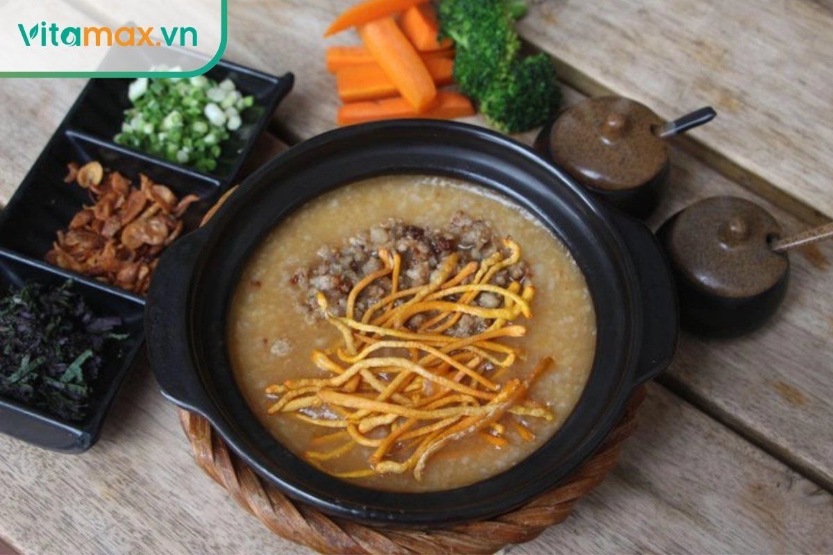 Cháo đông trùng hạ thảo với thịt gà đen bồi bổ sức khỏe.