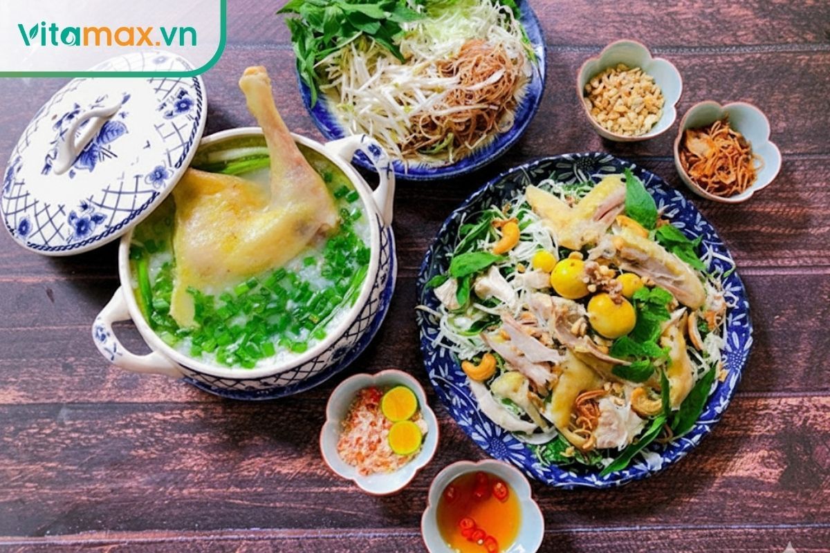 Tô cháo gà nóng hổi rắc hành và tiêu, món ăn bồi bổ sức khỏe giúp người suy nhược cơ thể nhanh hồi phục.