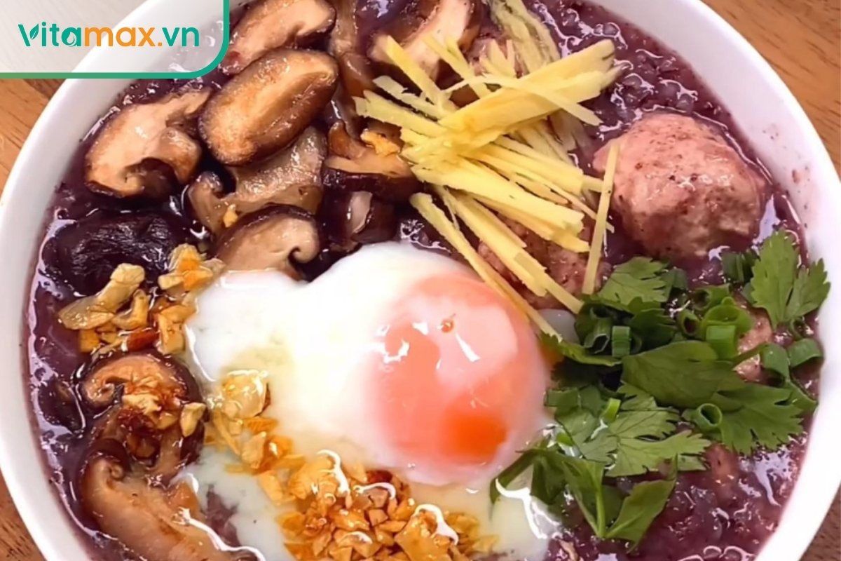 Cháo gạo lứt hầm rau củ giúp ổn định đường huyết.
