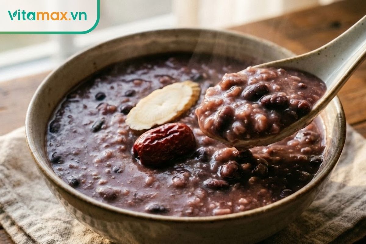 bát cháo đậu đen nấu sâm sánh mịn bổ dưỡng