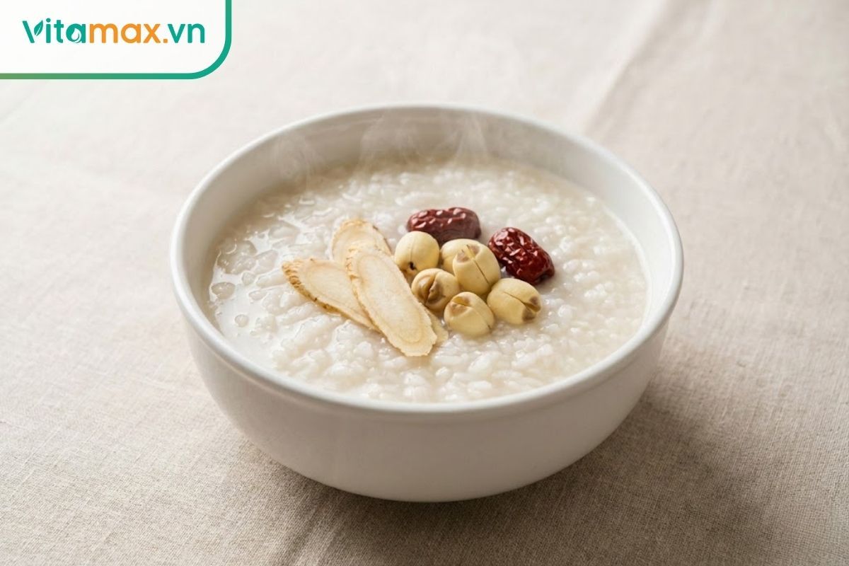 Bát cháo sâm hạt sen táo đỏ bổ dưỡng, trang trí đẹp mắt.