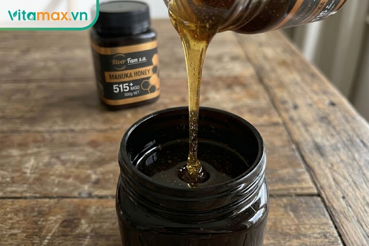 Cận cảnh một thìa mật ong nguyên chất đặc sánh đang chảy xuống, thể hiện rõ màu sắc và kết cấu tự nhiên chứa nhiều dưỡng chất.