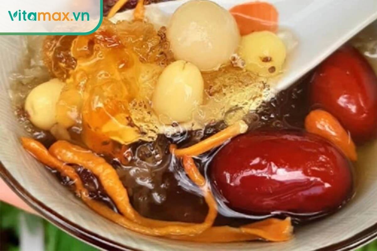 Bát chè dưỡng nhan nhiều màu sắc với nhựa đào, tuyết yến, kỷ tử và đông trùng hạ thảo tươi.