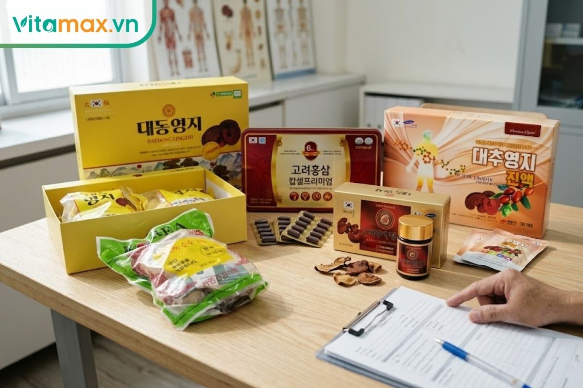 Các sản phẩm nấm linh chi Vitamax được đặt cạnh nhãn thành phần để người mua kiểm tra đường, carbohydrate và hướng dẫn dùng.