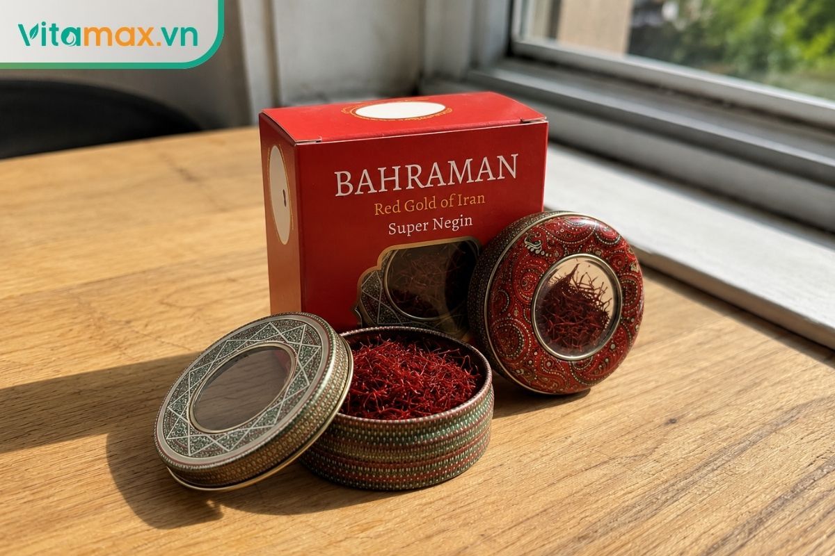 hộp thiếc nhỏ đựng nhụy hoa nghệ tây nguyên chất với các sợi màu đỏ thẫm bóng bẩy.