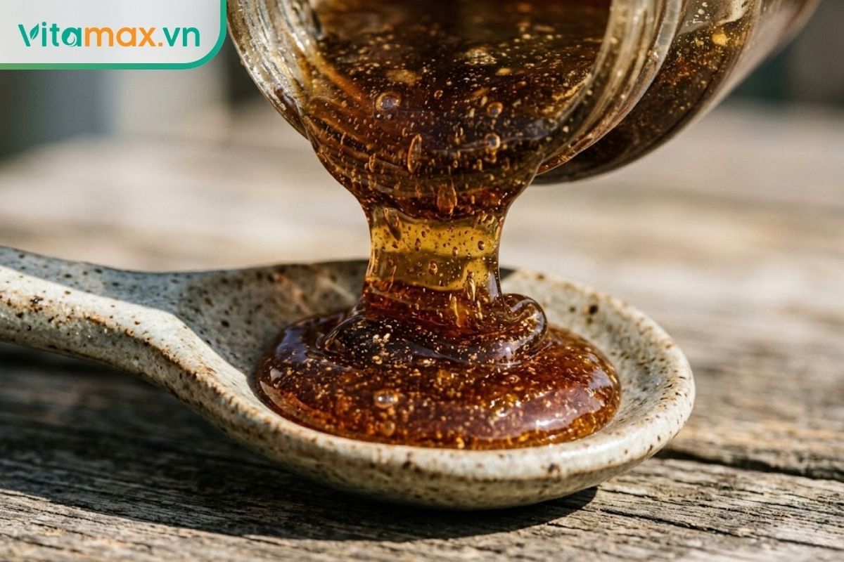 Cận cảnh kết cấu đặc sánh và các bọt khí tự nhiên của mật ong nguyên chất giúp ức chế vi khuẩn gây hôi miệng.