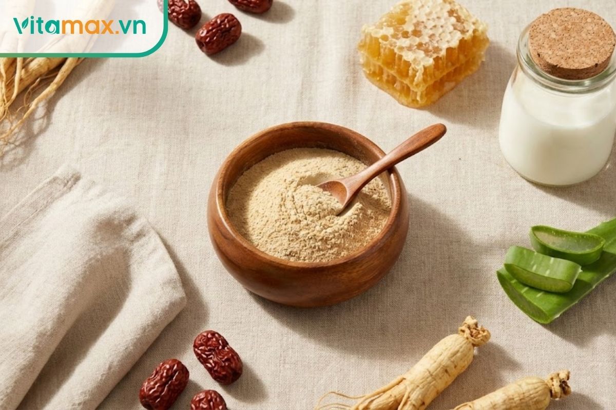 Bát gỗ chứa bột sâm Hàn Quốc Vitamax nguyên chất với kết cấu bột mịn, đặt trên khăn trải bàn vải lanh.