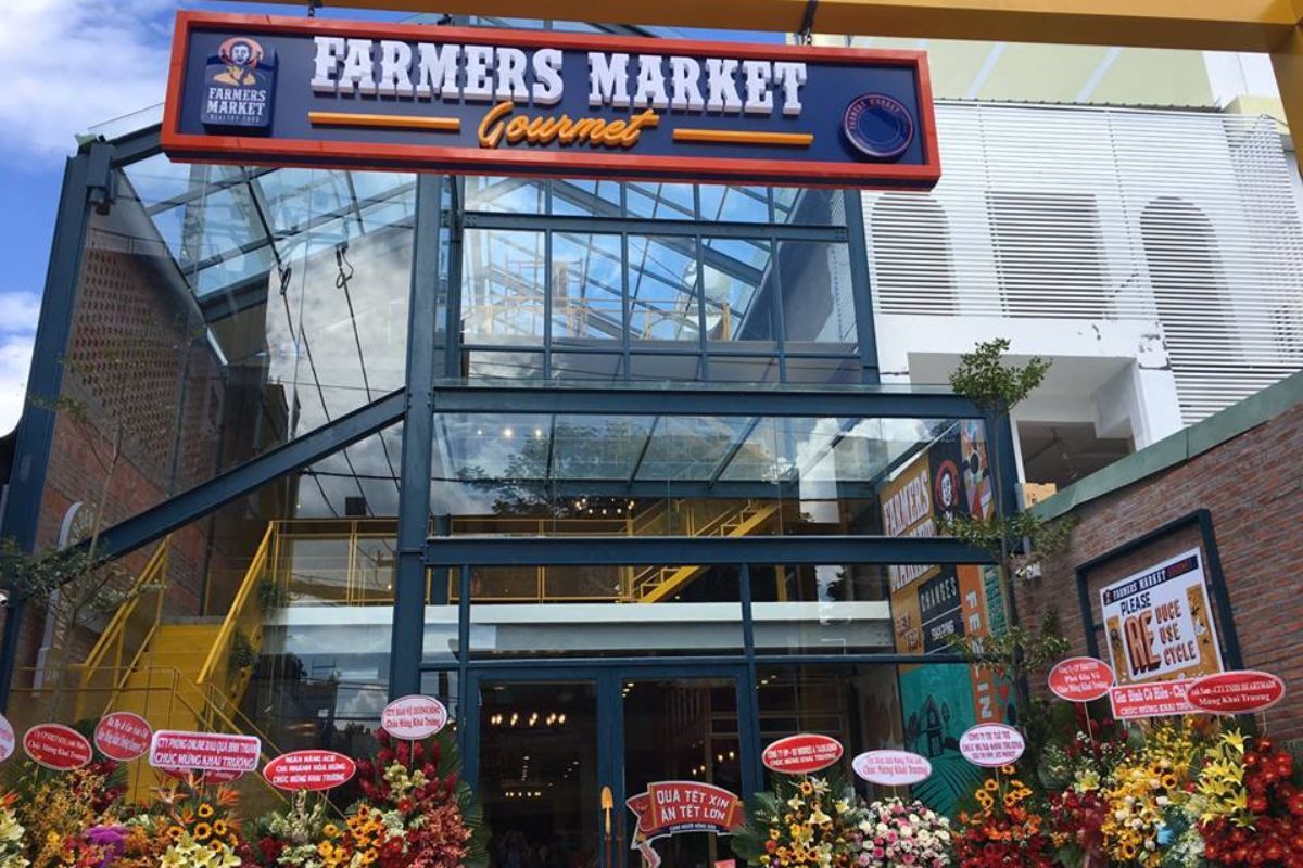 Mặt tiền siêu thị Farmers Market Gourmet, chuỗi cửa hàng thực phẩm uy tín phân phối mật ong Manuka chính ngạch.