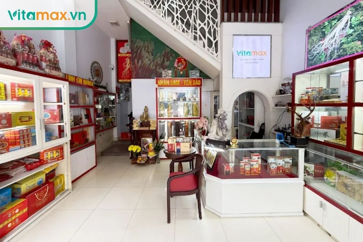 Kệ trưng bày mật ong Manuka chính hãng tại cửa hàng Vitamax với chuyên viên tư vấn.